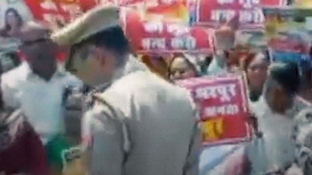 गैस क‍िल्लत को लेकर फूट पड़ा गुस्सा, सड़क पर उतरीं महिलाएं