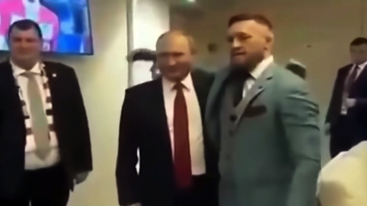 Как Путин жестами показывает охране кого убрать от себя.