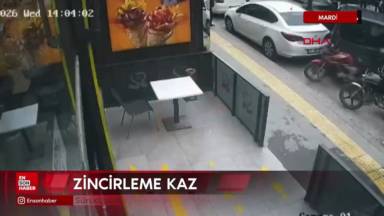 Mardin'de sürücüsünün fren yerine gaza bastığı hafif ticari araç 4 araca çarptı