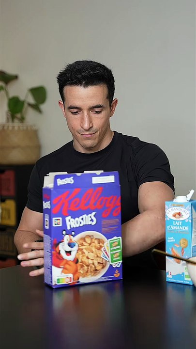 Healthy breakfast High protein recipe !! 🙏1 skyr80ml almond milk30g protein whey @Tibo Inshape Nutrition1 spoon agave syrupFrozen red fruit1 square of dark chocolate316kcal26g carbs5g fat38g protein