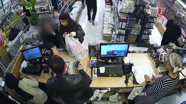 Hatay'da bir kişi eşinin tartıştığı esnafın iş yerinin camını kırdı