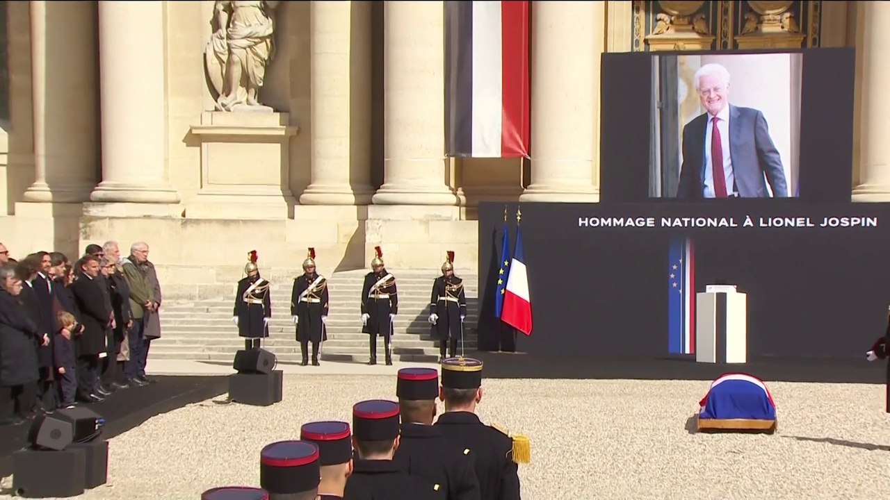 Hommage national à Lionel Jospin :  la chanson "les feuilles mortes" par la garde Républicaine