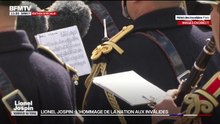 Hommage national à Lionel Jospin: "Les feuilles mortes" d'Yves Montand retentit dans la cour des Invalides