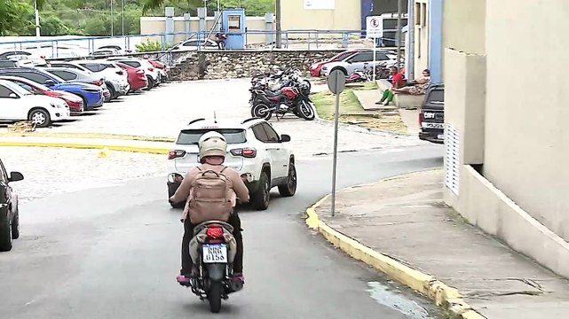 Reportagem da TV Atalaia mostra o momento da chegada de assassino de empresária a presídio militar em Sergipe