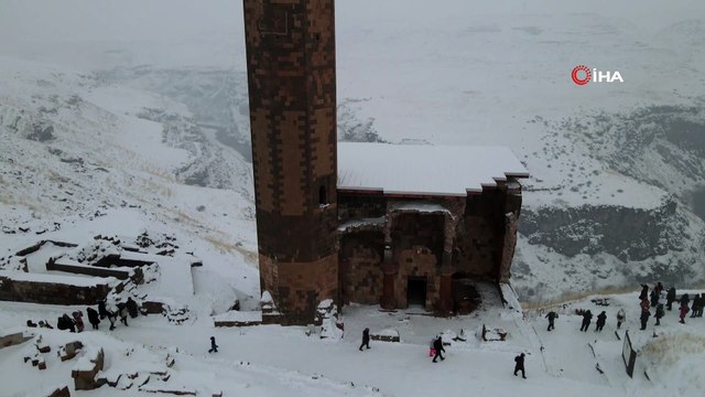 40 Kapılı Şehir'e turist akını! Ani Ören Yeri beyaz örtü altında görüntülendi