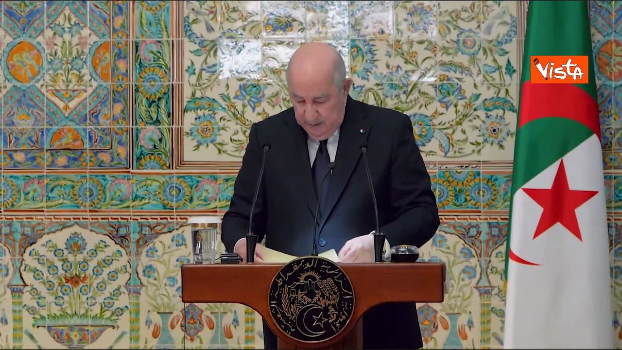 Meloni in Algeria, traduttore italiano in difficoltà chiede al collega: Aiutami