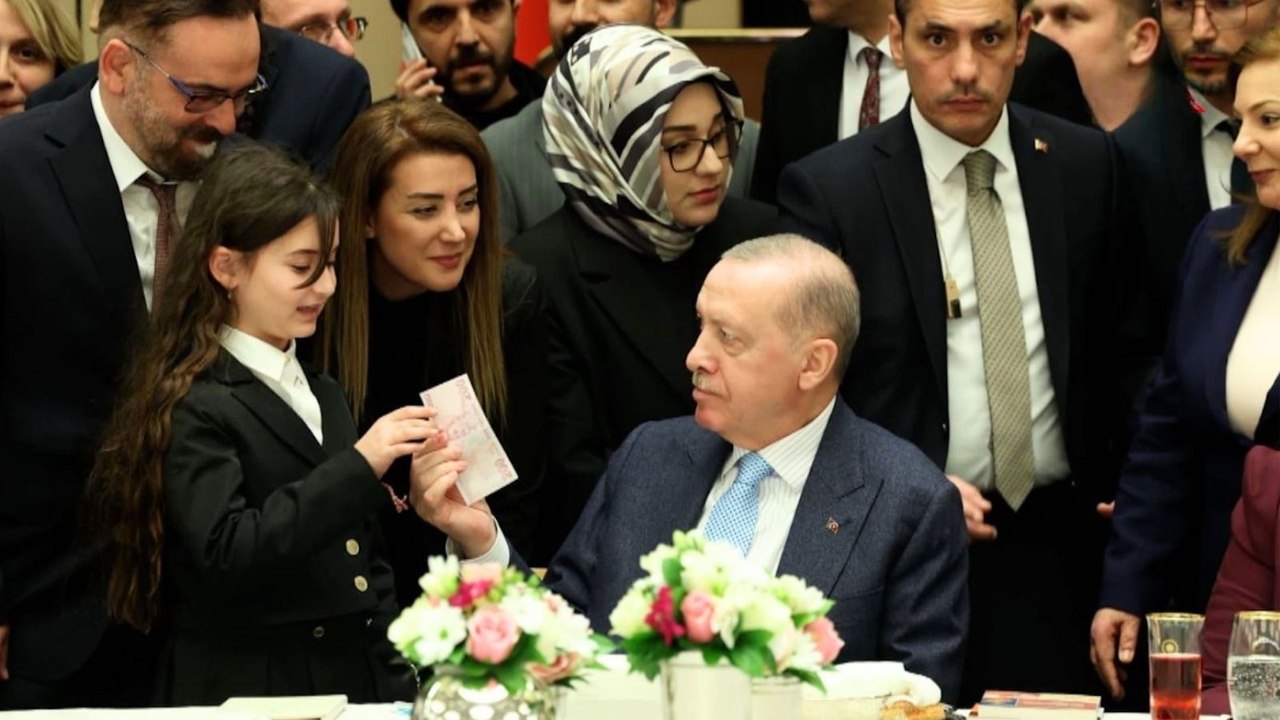 Dünya matematik şampiyonu Lina, Cumhurbaşkanı Erdoğan'la bir araya geldi: 23 Nisan'da koltuğuna oturmayı istedi, 200 lira harçlık aldı