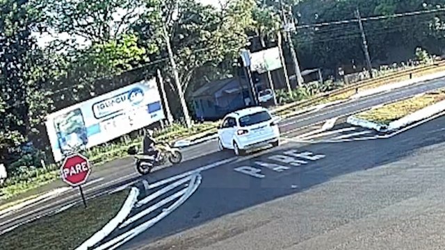 Veja momento em que motociclista é arremessado em forte acidente na BR-277, em Santa Tereza do Oeste