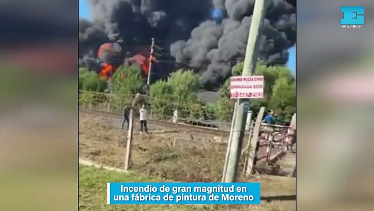 Incendio de gran magnitud en una fábrica de pintura de Moreno