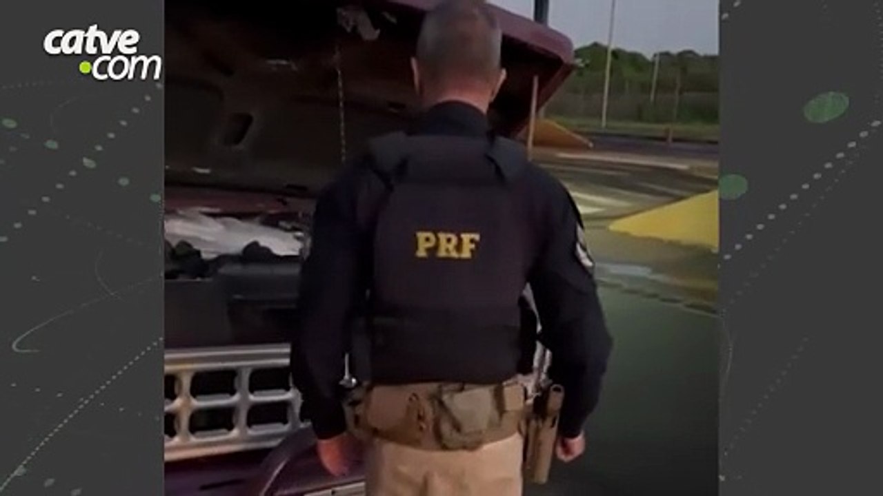 Agrotóxicos contrabandeados são encontrados dentro do motor de caminhonete em Guaíra