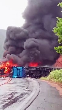 Caminhão capota e pega fogo; BR-101 é interditada em Joaquim Gomes