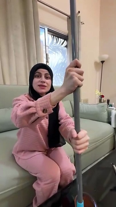 😂😂 البنت الغبية هناك