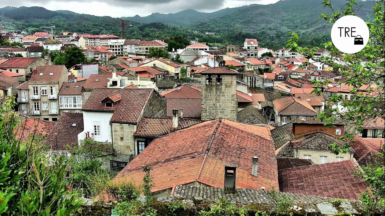 El pueblo de Galicia repleto de outlets de moda que está entre los más buscados de España para una escapada rural