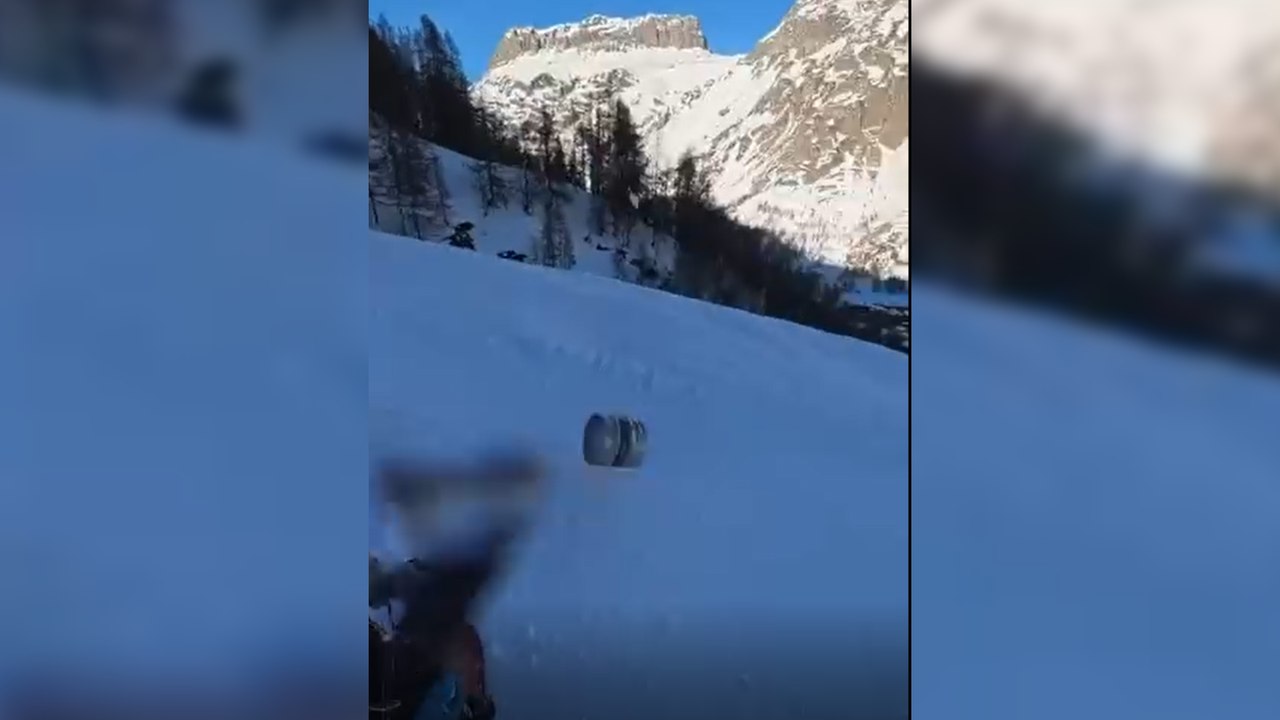Un fût de bière dévale une piste sur le domaine skiable de Val d'Isère le 26 février 2026.