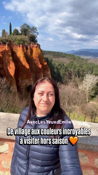 🧡 Roussillon, un incroyable village aux couleurs ocres du Vaucluse. 😍 Classé parmi les plus beaux villages de France (et oui encore ! 😁) Il est préférable de le visiter hors saison pour le découvrir tranquillement 💯.