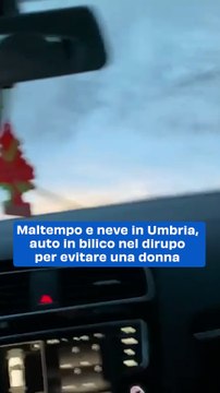 Maltempo e neve in Umbria, auto in bilico nel dirupo per evitare una donna