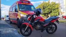Motociclista de 31 anos é socorrida após batida com automóvel na Avenida Rocha Pombo
