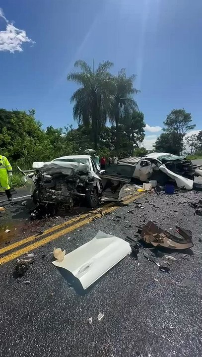 Colisão entre veículos deixa dois mortos e interdita parcialmente a BR-376