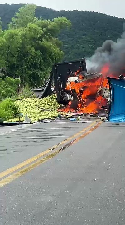 Colisão entre duas carretas na BR-101