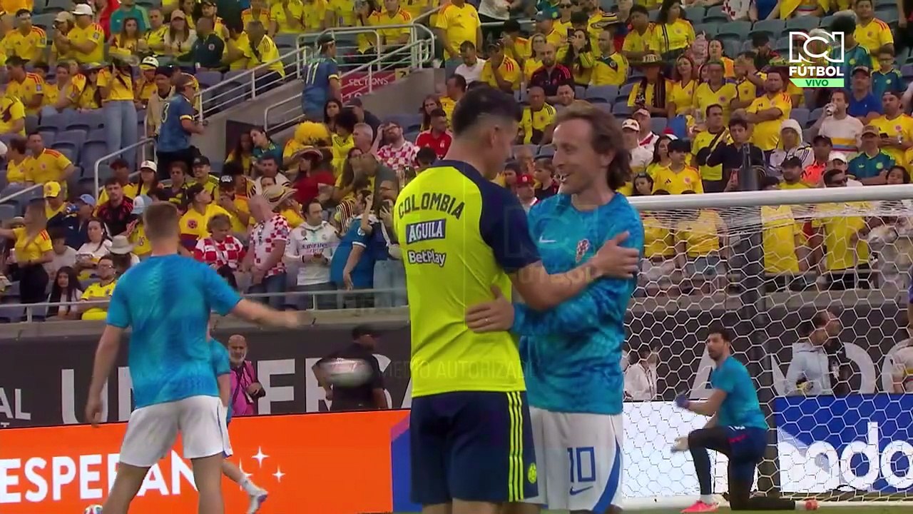 El abrazo de James Rodríguez y Luka Modric