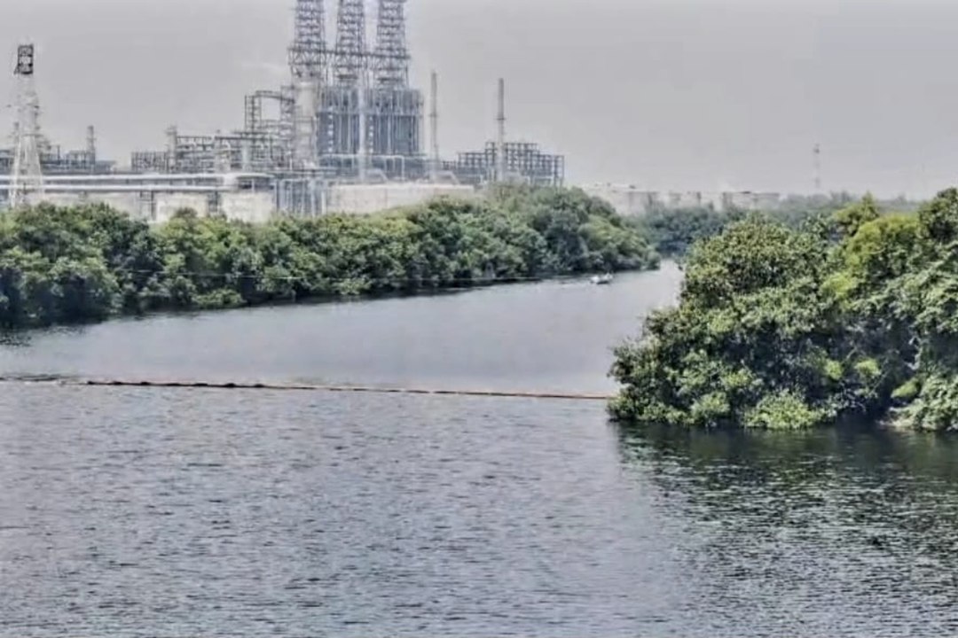 Contienen derrame en el Río Seco en Dos Bocas, Tabasco; aseguran que no hay riesgo en Semana Santa