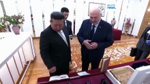 prezydent Białorusi Alaksandr Łukaszenka podarował Kim Dzong Unowi karabin szturmowy