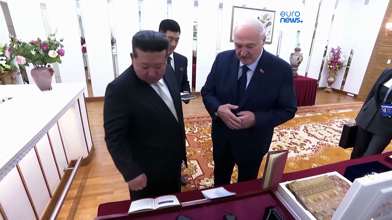 Lukashenko regala un fusil de asalto al líder norcoreano Kim Jong Un