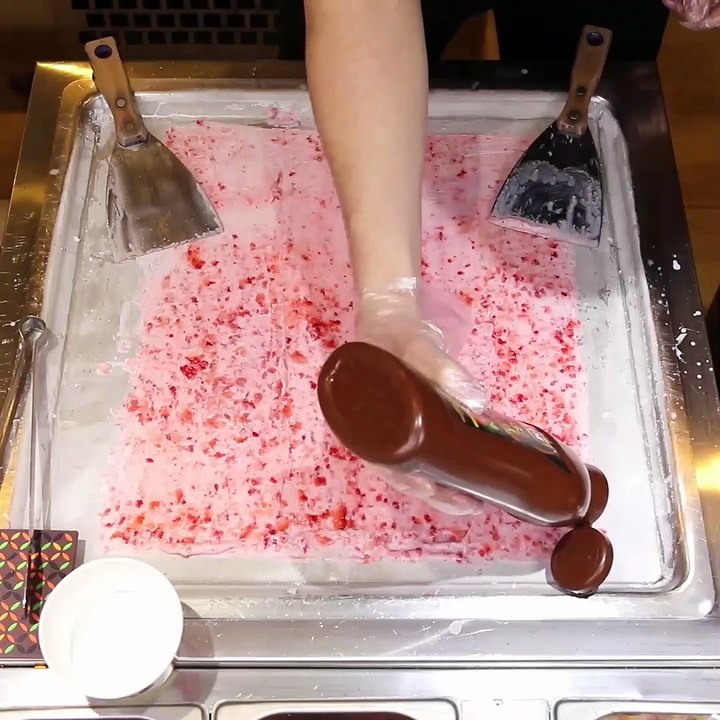 Satisfying rolled ice creams 🍨