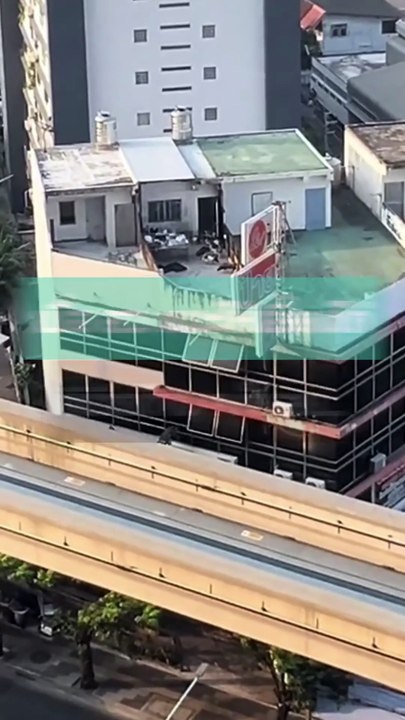 เมื่อ สว. แนะให้เลี้ยงไก่ พอหันไปเห็นตึกข้าง ๆ อื้อหือ...