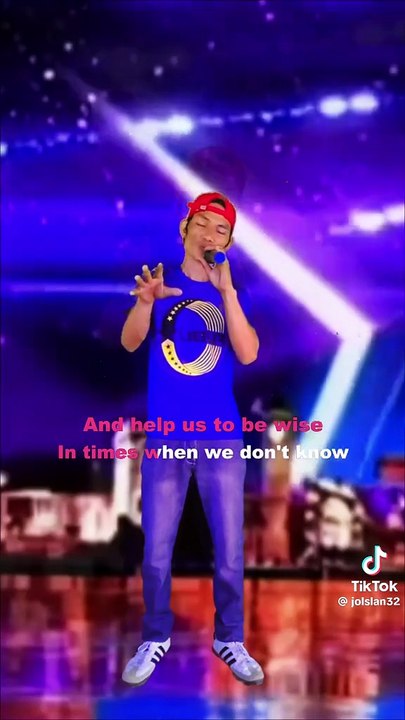 Er hat eine schöne weibliche Stimme