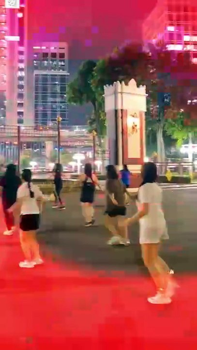 ลานแอโรบิกสวนลุมพินี ยามเย็นสุดคึกคักคนมาเต้นออกกำลังกายกันแน่น