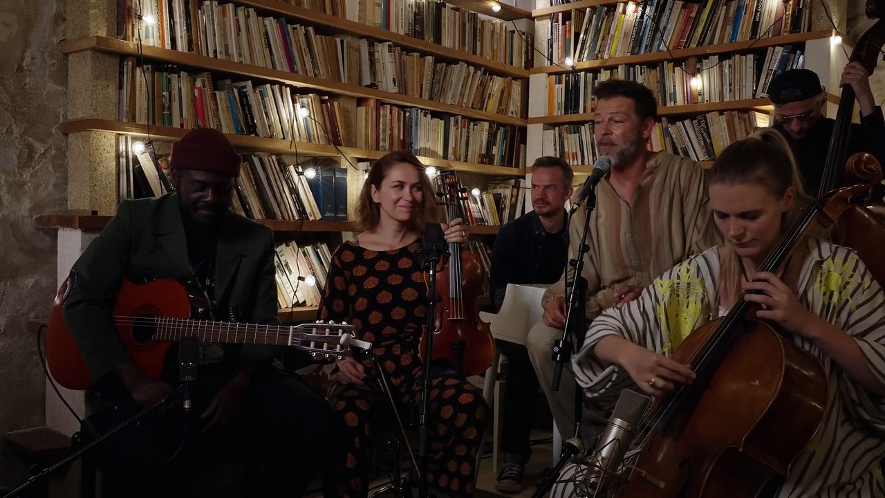 Christophe Maé interprète son single "La lune" en live