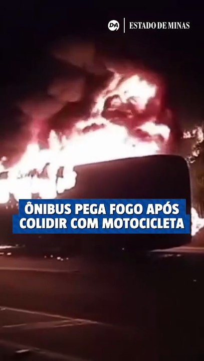 Ônibus pega fogo após colidir com motocicleta na BR-040