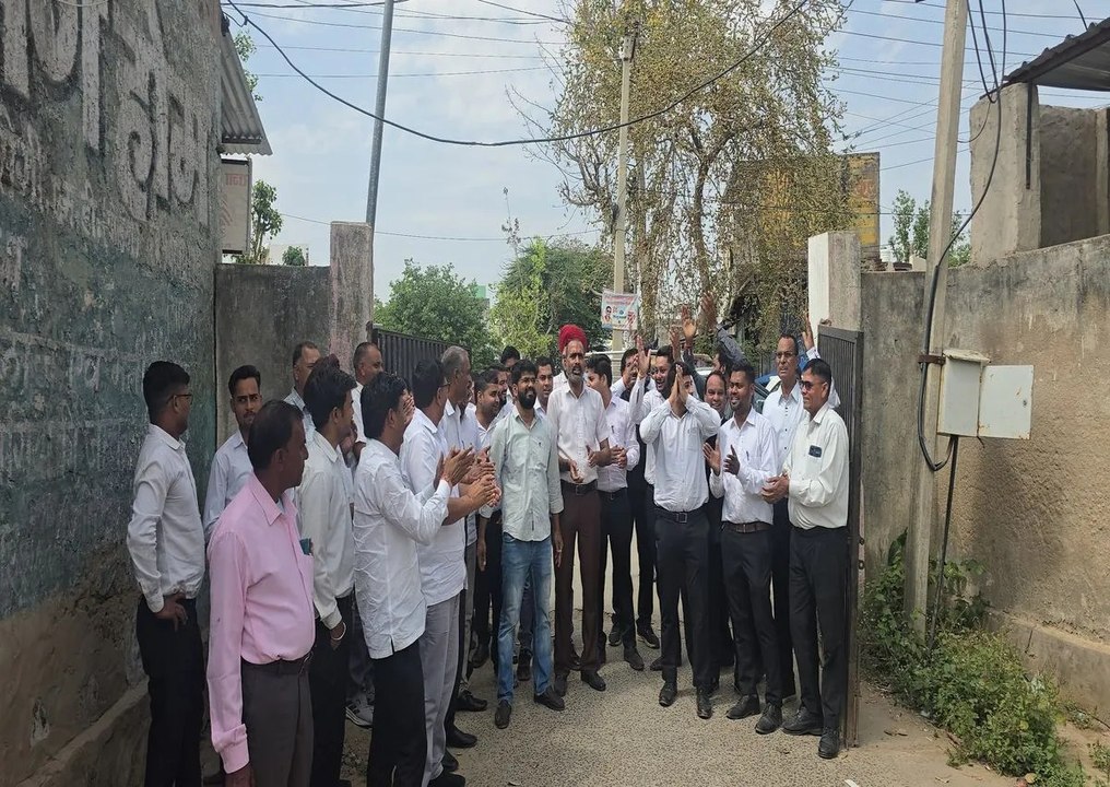 वकीलों की हड़ताल 60वें दिन भी जारी, एसडीएम कार्यालय पर प्रदर्शन