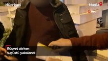 Rüşvet alırken suçüstü yakalandı