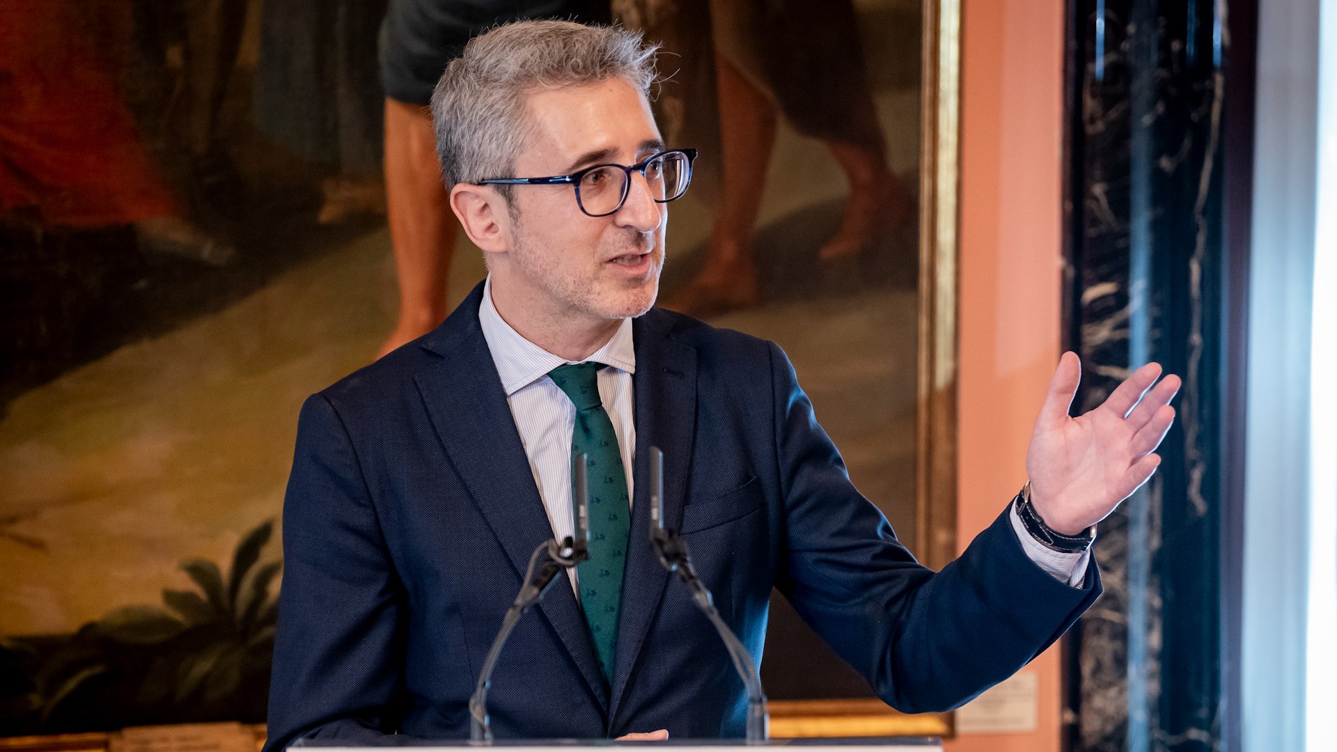 En un acto marcado por el simbolismo y el reconocimiento a su antecesora, Arcadi Espa�a ha asumido este viernes la cartera del Ministerio de Hacienda. El nuevo ministro llega al cargo con la firme intenci�n de dar "continuidad" a la gesti�n que ha venido desarrollando Mar�a Jes�s Montero desde el a�o 2018, asegurando que su labor ser� una extensi�n del camino ya trazado. Durante el traspaso de carteras, Espa�a no ocult� la enorme responsabilidad que conlleva el puesto, bromeando incluso con el peso f�sico del malet�n ministerial y reconociendo sentir cierto "v�rtigo" ante la posible "incomprensi�n y soledad" que, en ocasiones, acarrea el cargo.