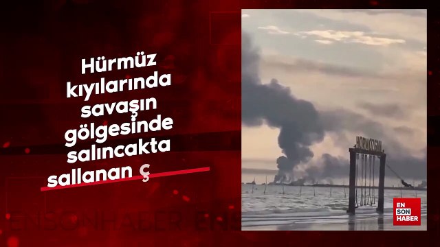 Hürmüz kıyılarında savaşın gölgesinde salıncakta sallanan çocuk