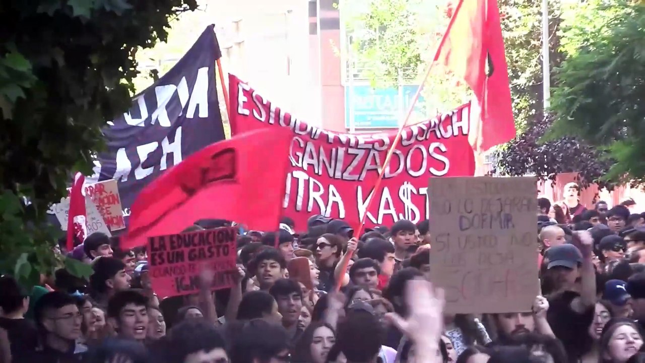 Kast enfrenta sus primeras protestas en Chile con gases y camiones hidrantes