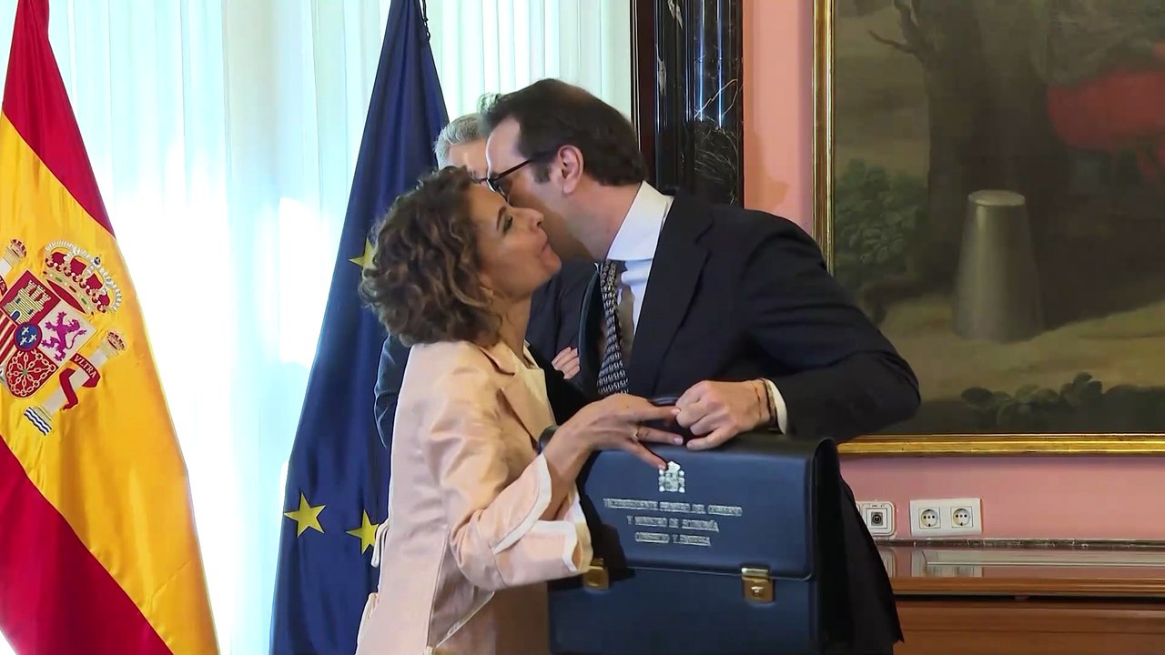 María Jesús Montero traspasa sus carteras a Carlos Cuerpo y Arcadi España