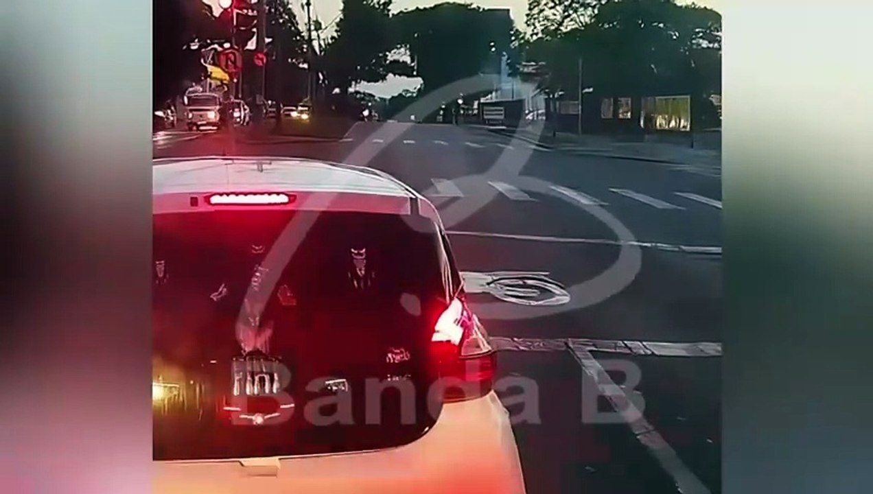 Carro trava passagem de ambulância