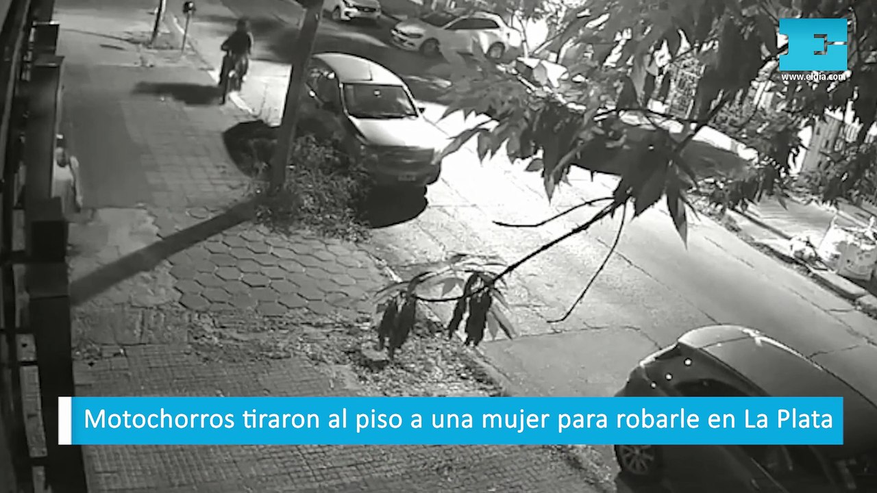 Motochorros tiraron al piso a una mujer para robarle en La Plata