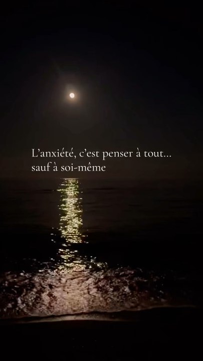 Tu n'es pas faible.🤍Tu es juste fatigué de tout porter en silence.Parfois, ton esprit a juste besoin de ralentir... pas de se battre encore plus. Si tu en ressens le besoin, j'ai créé un petit guide pour t'aider à apaiser ton esprit (lien en bio)