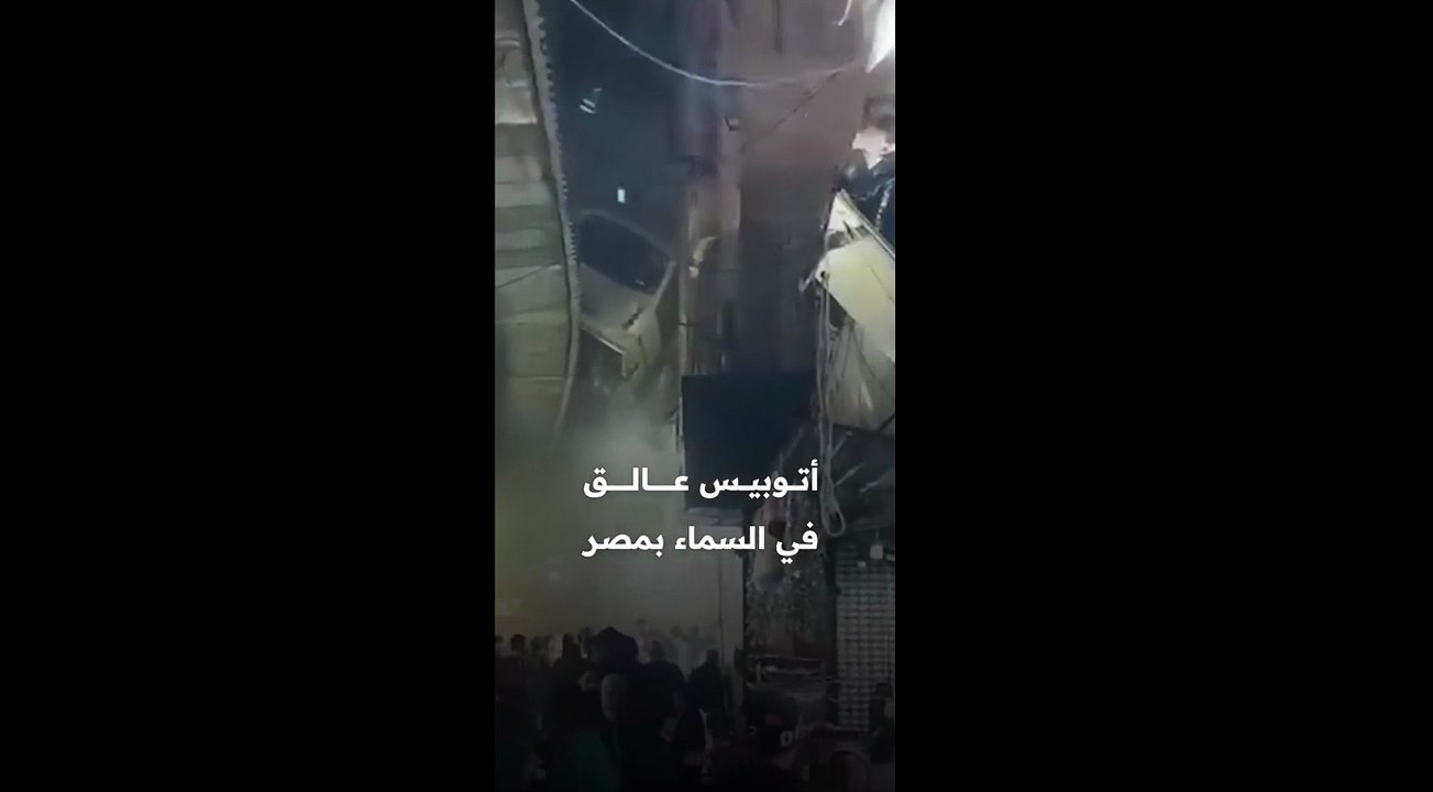 أتوبيس يستقر داخل أحد المباني