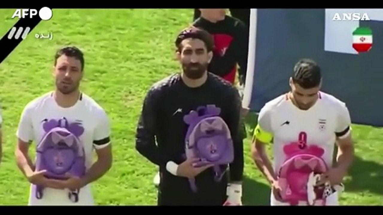 La nazionale di calcio iraniana rende omaggio alle vittime della scuola di Minab