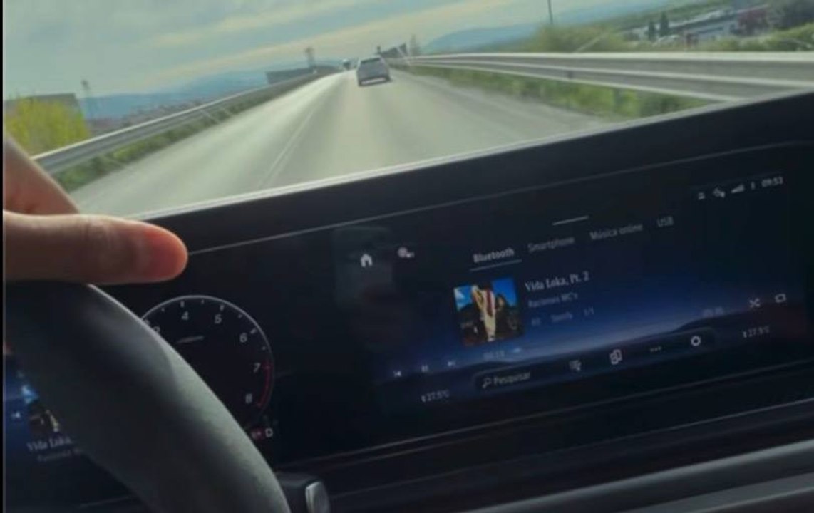 VIDEO - In attesa degli esami, Dodò canta "Vida Loca" in macchina