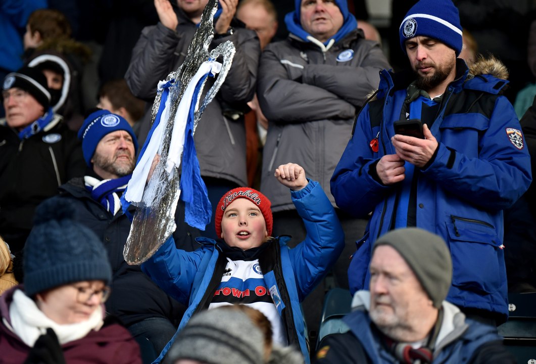 National League, il Rochdale segna il gol vittoria al 97esimo e inizia la festa con i tifosi