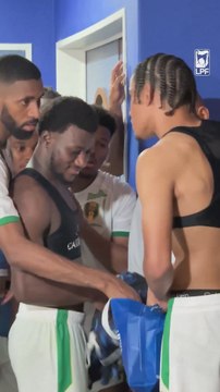 Los jugadores de Mauritania se pelean por la camiseta de Messi