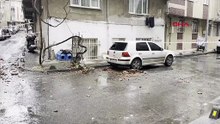 Bağcılar’da 4 katlı binanın çatısı çöktü: 2 araç hasar gördü