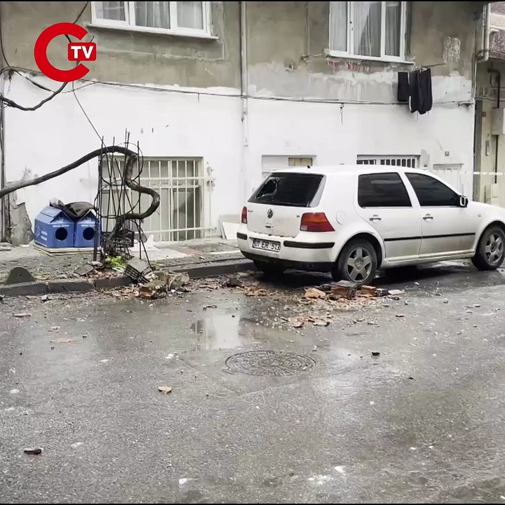 Bağcılar'da 4 katlı binanın çatısı çöktü: Sokak kapatıldı