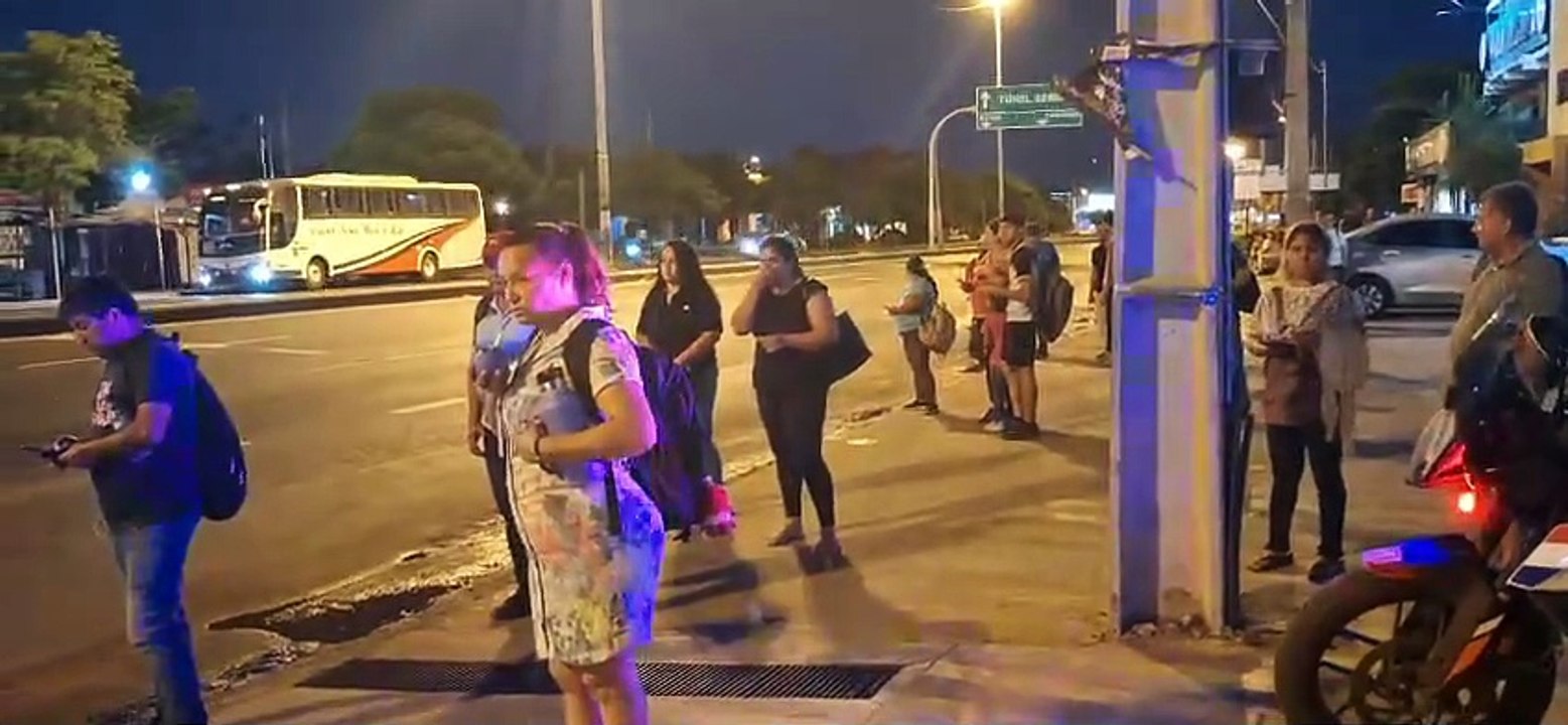 Parada de bus llena de pasajeros